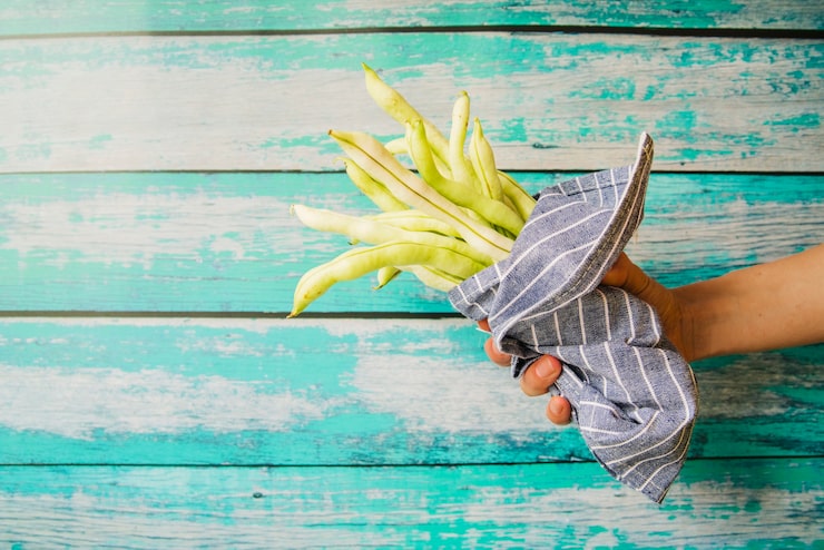 Nawóz ze skórki banana – do jakich kwiatów? Jak i kiedy stosować naturalny nawóz